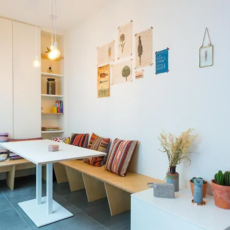 Stylishly Furnished Private In A Vibrant Area *