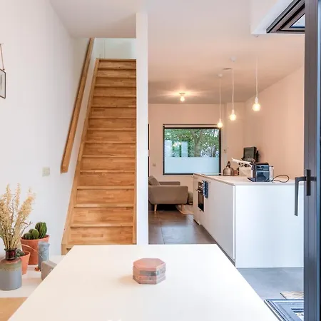 Stylishly Furnished Private In A Vibrant Area