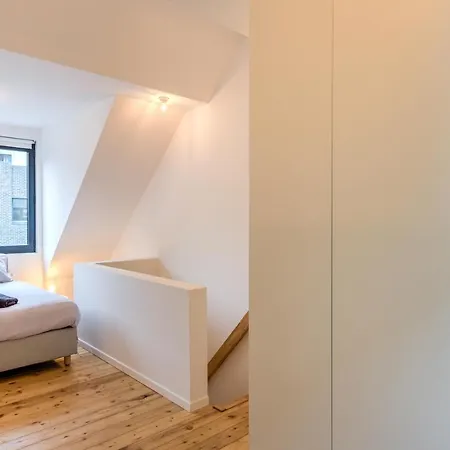 Stylishly Furnished Private In A Vibrant Area Apartment *