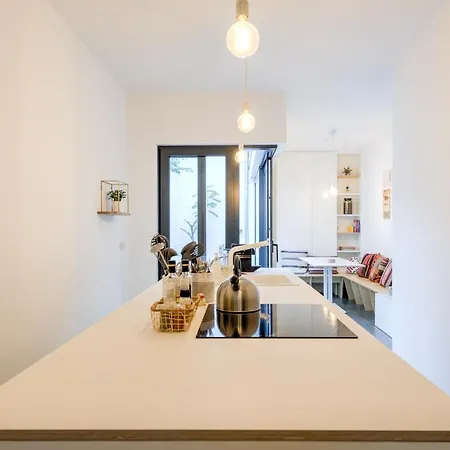 Stylishly Furnished Private In A Vibrant Area